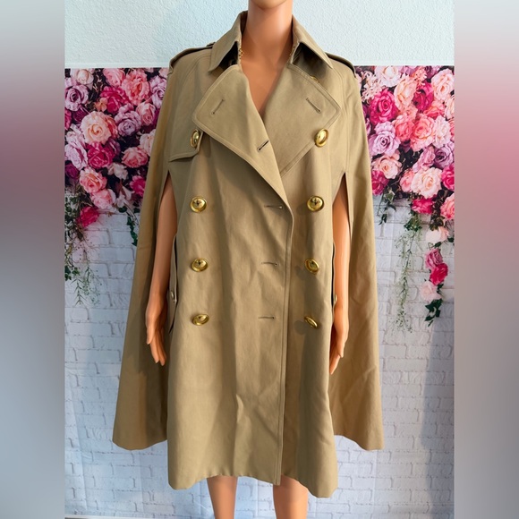 Burberry trench cape crafted in the house's signature heritage style. - Picture 9 of 16